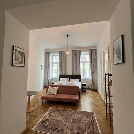 Centrally-Located Authentic Apartment Vienna Exterior photo
