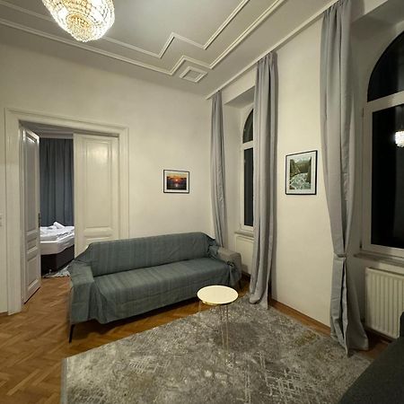 Centrally-Located Authentic Apartment Vienna Exterior photo