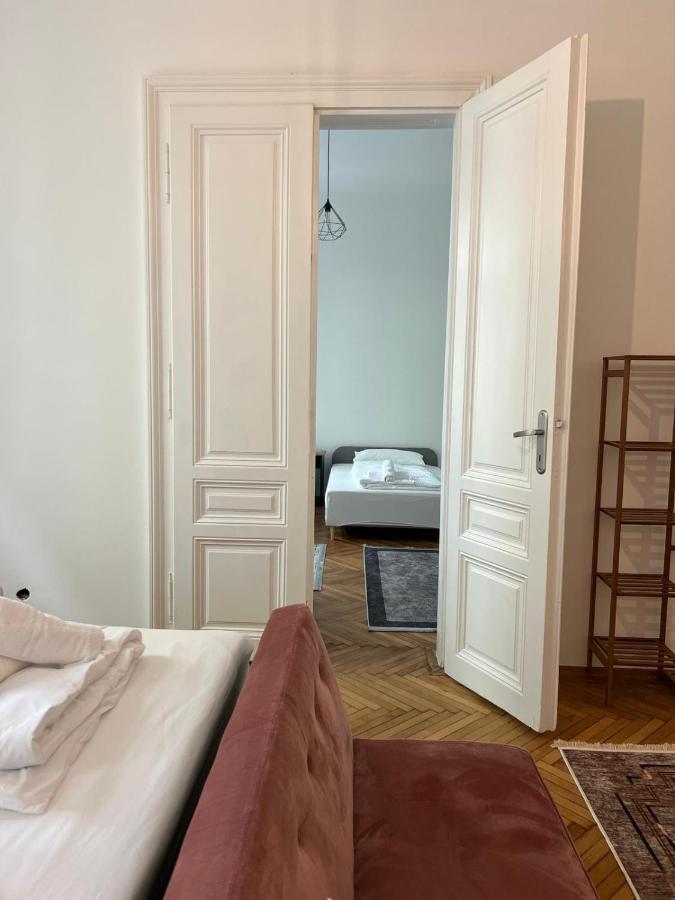Centrally-Located Authentic Apartment Vienna Exterior photo