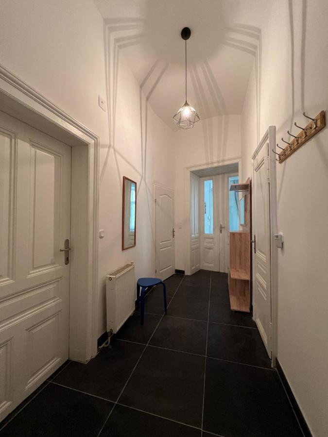 Centrally-Located Authentic Apartment Vienna Exterior photo