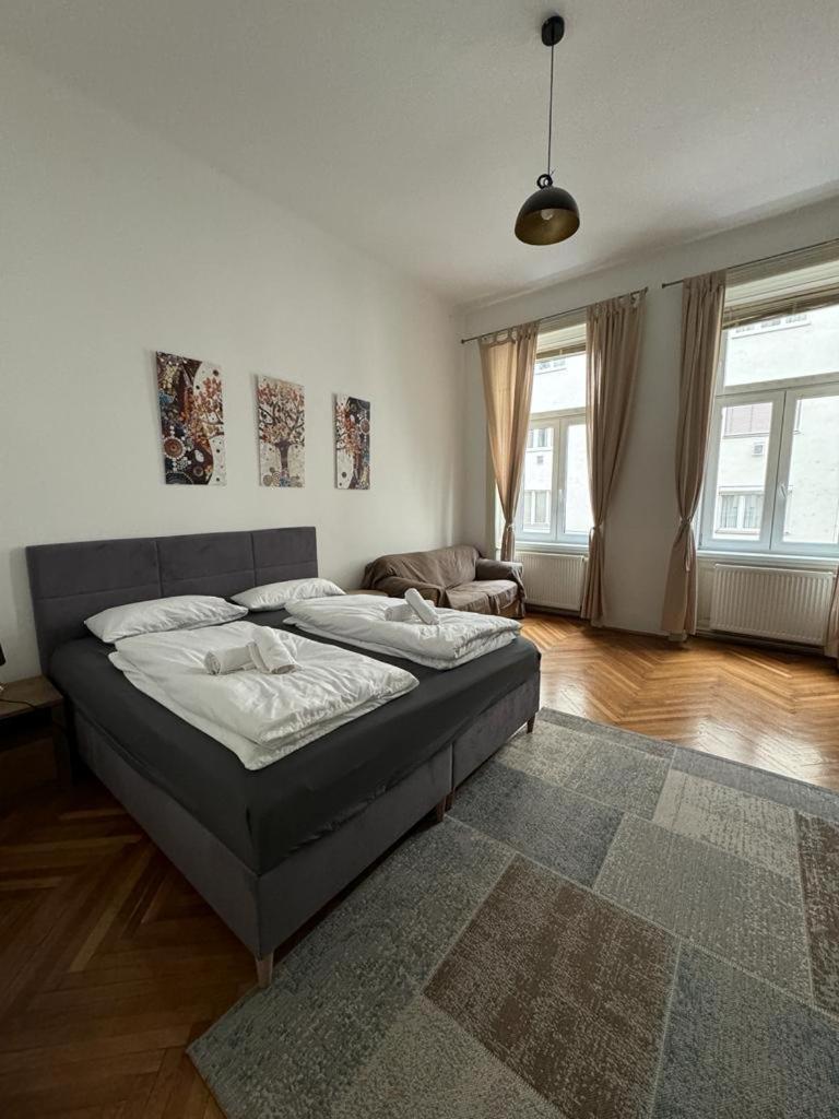 Centrally-Located Authentic Apartment Vienna Exterior photo
