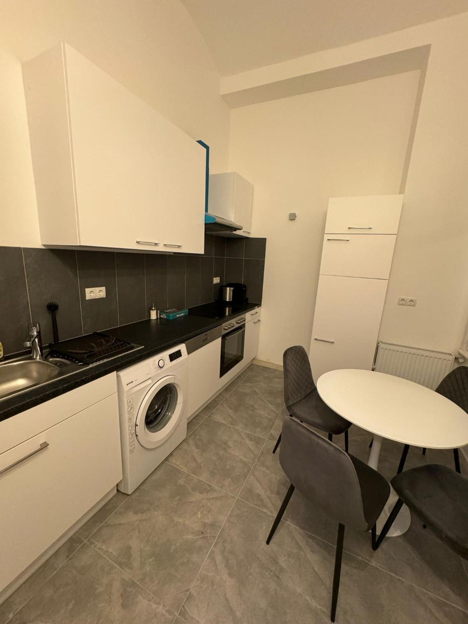 Centrally-Located Authentic Apartment Vienna Exterior photo